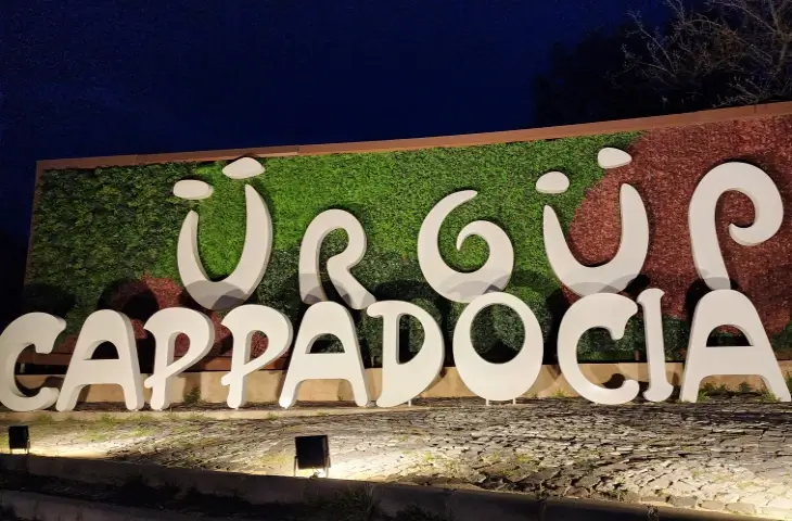 Ürgüp girişinde Kapadokya yazısı ve aydınlatılmış şehir tabelası